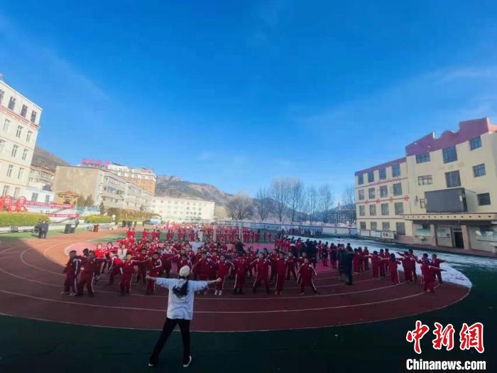 圖為街舞老師教授藏族學子跳街舞。 陳善雄 攝 圖為街舞老師教授藏族學子跳街舞。 陳善雄 攝