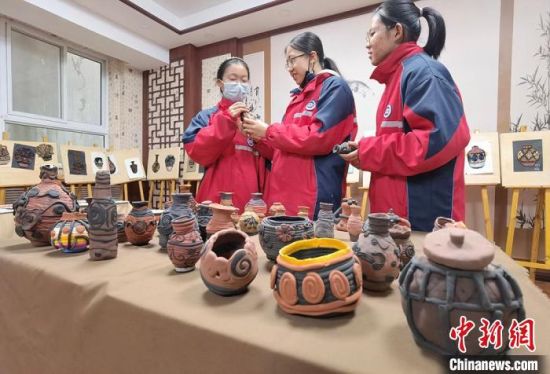 圖為學(xué)生用超輕黏土制作的彩陶。 劉玉桃 攝 圖為學(xué)生用超輕黏土制作的彩陶。 劉玉桃 攝