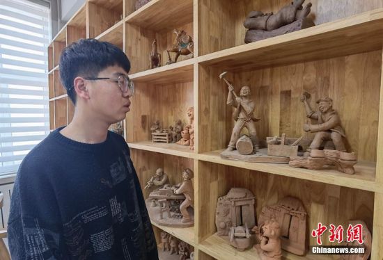 圖為學生介紹作品。 劉玉桃 攝 圖為學生介紹作品。 劉玉桃 攝