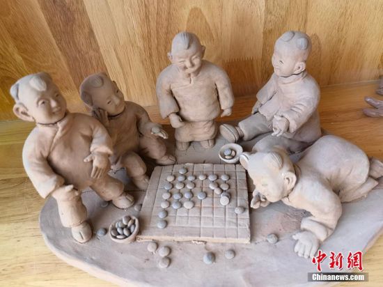 圖為泥塑作品展現下棋場景。 劉玉桃 攝 圖為泥塑作品展現下棋場景。 劉玉桃 攝