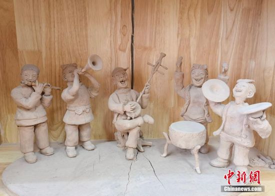 圖為泥塑作品展現人們娛樂場景。 劉玉桃 攝 圖為泥塑作品展現人們娛樂場景。 劉玉桃 攝