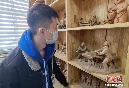 圖為學生欣賞泥塑作品。 劉玉桃 攝 圖為學生欣賞泥塑作品。 劉玉桃 攝
