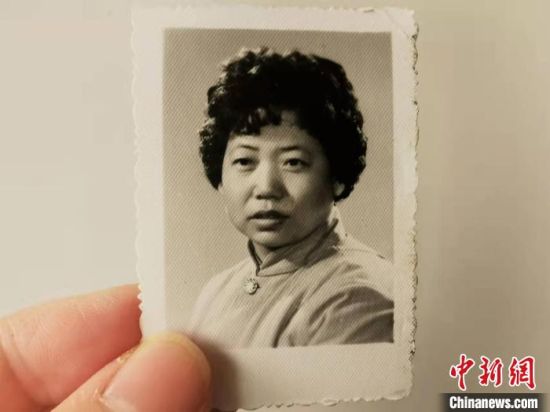 圖為20世紀(jì)80年代，蘭州照相館拍攝的人物肖像照，如今仍然有很多人選擇拍攝這樣的照片留作紀(jì)念?！⊥跄劣?攝
