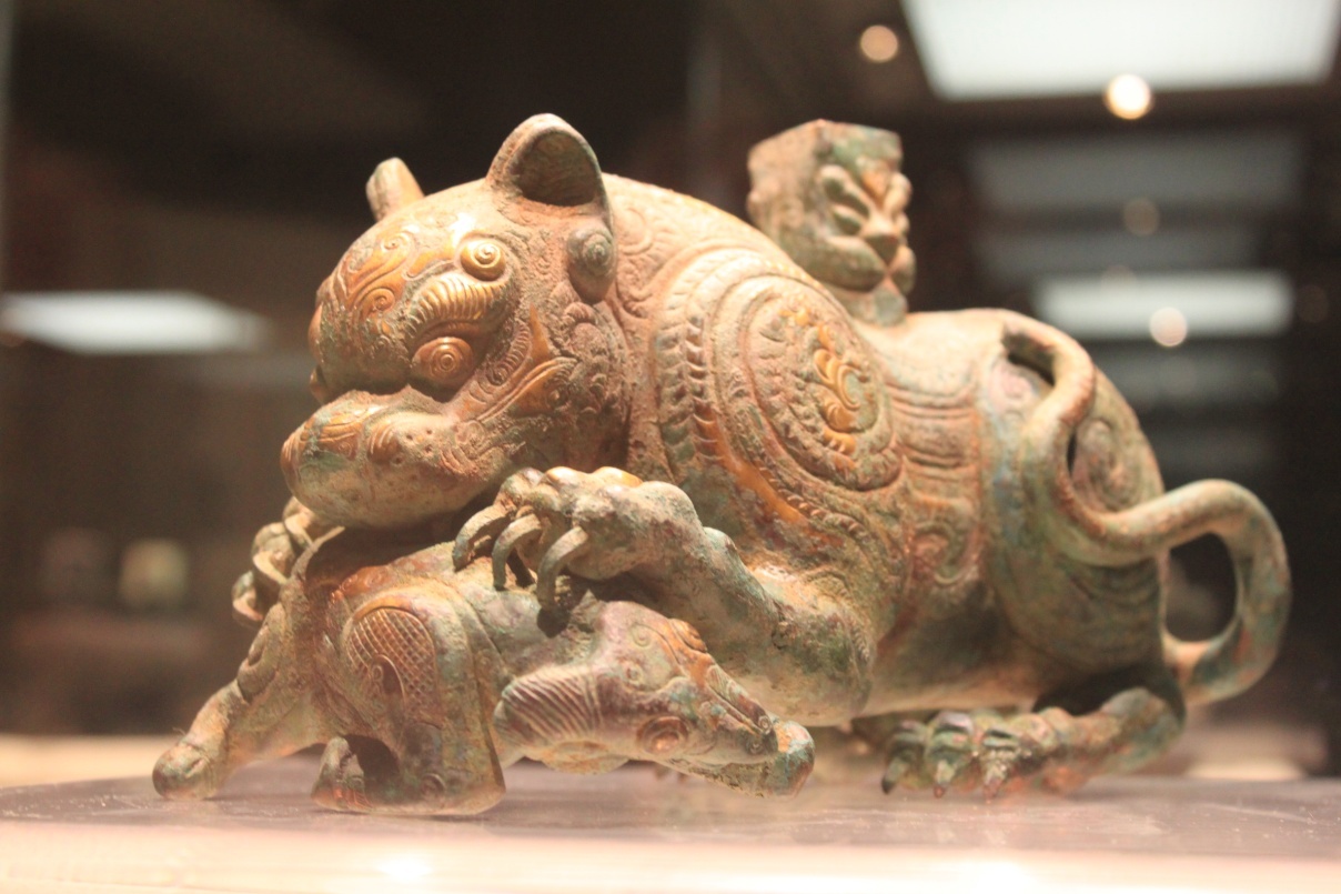 圖2:春秋時期虎噬羊鎏金青銅(甘肅博物館藏)