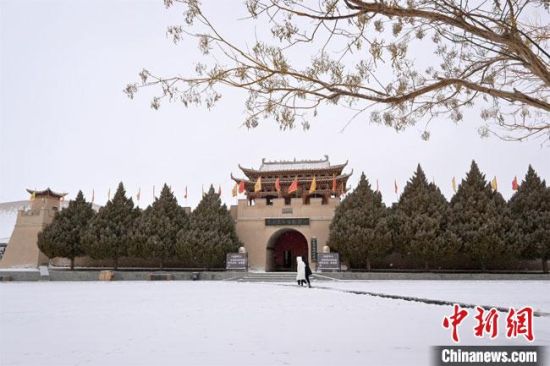 圖為2月17日,游人在鳴沙山月牙泉景區(qū)內(nèi)體驗(yàn)大漠雪景。 敦煌市文旅局供圖 圖為2月17日,游人在鳴沙山月牙泉景區(qū)內(nèi)體驗(yàn)大漠雪景。 敦煌市文旅局供圖