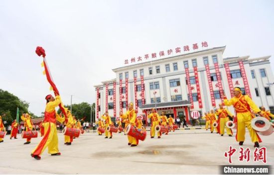 2021年6月30日,蘭州太平鼓教育保護實踐基地啟動儀式在蘭州新區舉行。(資料圖) 高展 攝 2021年6月30日,蘭州太平鼓教育保護實踐基地啟動儀式在蘭州新區舉行。(資料圖) 高展 攝