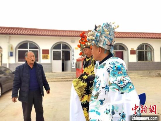 圖為69歲的“苦水高高蹺”國家級傳承人巨海全(左一)，叮囑徒弟們高高蹺練習技巧要領?！￠Z姣 攝