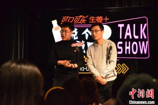 圖為脫口秀演員搭檔表演。 楊娜 攝 圖為脫口秀演員搭檔表演。 楊娜 攝