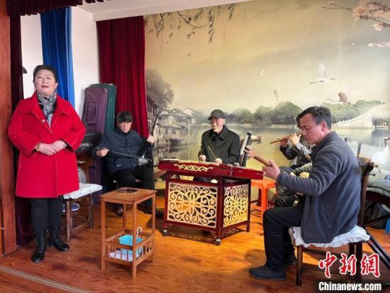 圖為蘭州鼓子表演者王常玉登臺演唱,她是這項入列國家級非物質(zhì)文化遺產(chǎn)的曲藝表演者中,為數(shù)不多的女演員。 張煜曼 攝 圖為蘭州鼓子表演者王常玉登臺演唱,她是這項入列國家級非物質(zhì)文化遺產(chǎn)的曲藝表演者中,為數(shù)不多的女演員。 張煜曼 攝