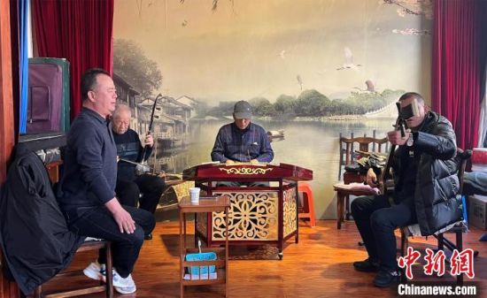 圖為蘭州鼓子愛好者在傳習(xí)所內(nèi)互相搭檔上臺演出。 張煜曼 攝 圖為蘭州鼓子愛好者在傳習(xí)所內(nèi)互相搭檔上臺演出。 張煜曼 攝