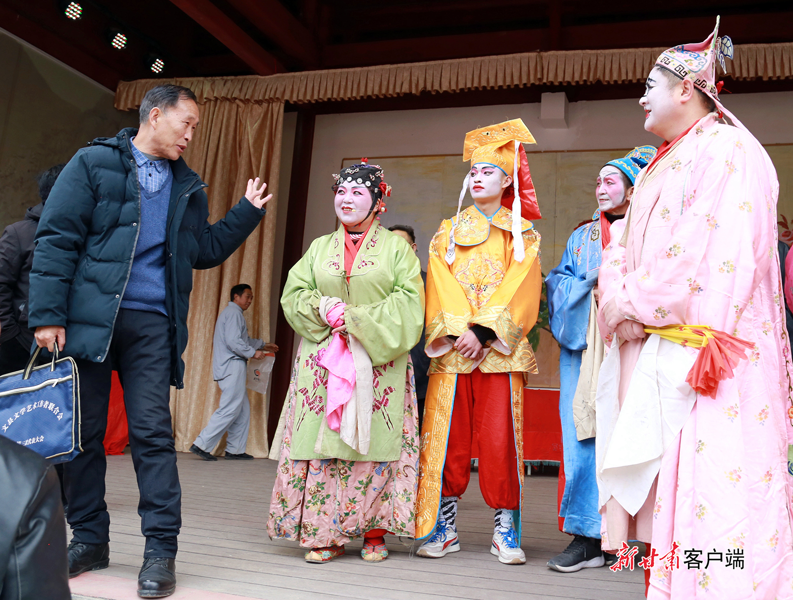 (圖片8)花燈戲相關(guān)編劇人員和演員交流展演。