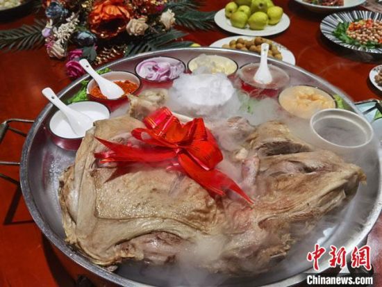 圖為酒泉美食“漢蒸全羊”。 馮志軍 攝 圖為酒泉美食“漢蒸全羊”。 馮志軍 攝