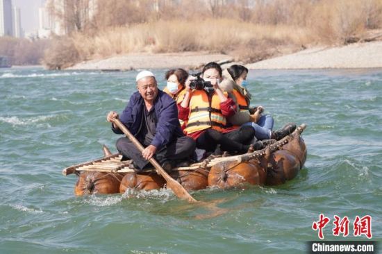 2月24日,年過(guò)七旬的蘭州羊皮筏子制作技藝第三代傳承人張德寶在黃河上劃著羊皮筏子。(資料圖) 九美旦增 攝 2月24日,年過(guò)七旬的蘭州羊皮筏子制作技藝第三代傳承人張德寶在黃河上劃著羊皮筏子。(資料圖) 九美旦增 攝