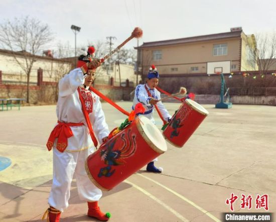圖為劉玉均(右一)身穿青花服與隊員一起練習動作?！堟?攝