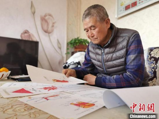 圖為陸鵬飛向記者展示多年帶隊的手寫筆記。　張婧 攝