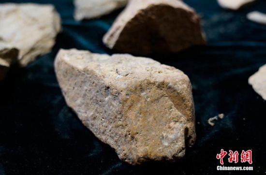 圖為靜寧縣賈河鄉竇坪村出土的石器。 夏劍鋒 攝 圖為靜寧縣賈河鄉竇坪村出土的石器。 夏劍鋒 攝