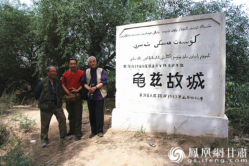庫車是古代龜茲語，意為“龜茲人的城”，乃絲綢之路重鎮。2016年，蘇朗（右）、文巖（左）等藝術家前往庫車龜茲故城遺址采風。楊文遠 攝