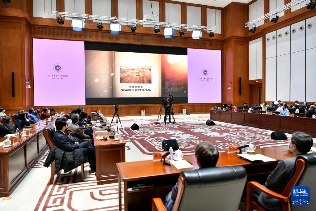 3月18日,在“中國(guó)社會(huì)科學(xué)院考古學(xué)論壇·2021年中國(guó)考古新發(fā)現(xiàn)”上,參會(huì)人員觀看宣傳視頻。