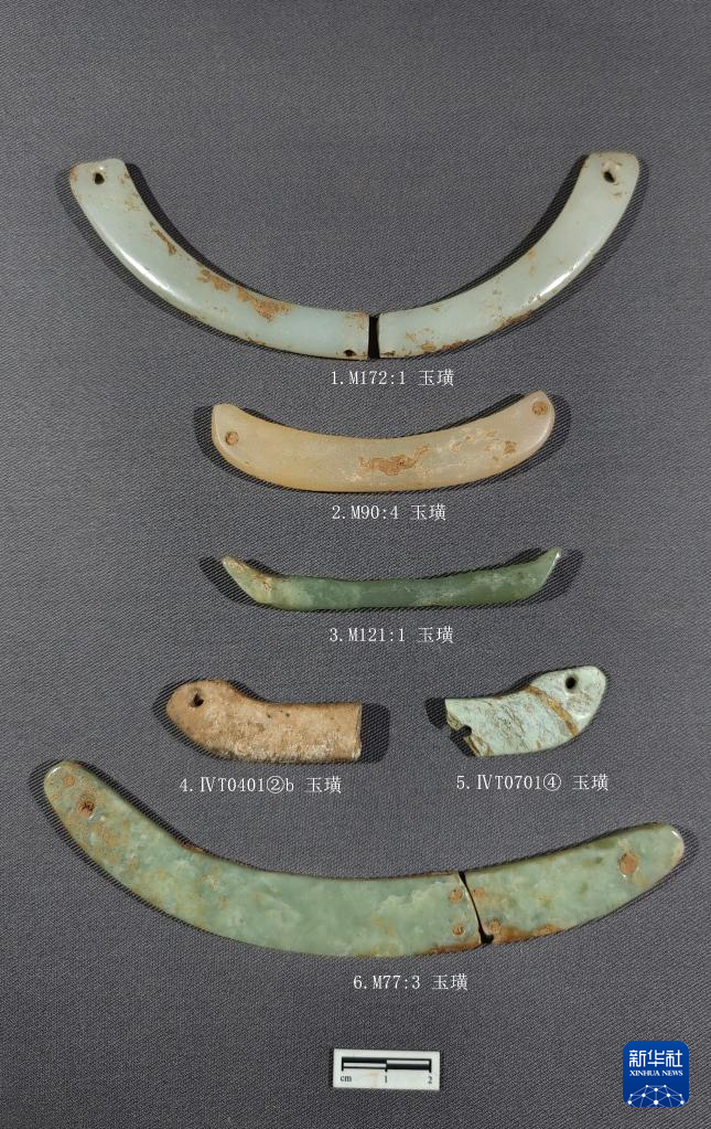 河南南陽(yáng)市黃山新石器時(shí)代遺址出土的屈家?guī)X文化玉璜(資料圖)。