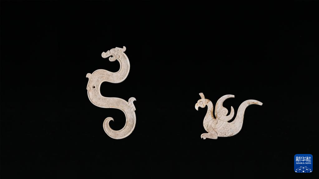 江西樟樹市國(guó)字山戰(zhàn)國(guó)墓葬出土玉龍、玉鳳(資料圖)。