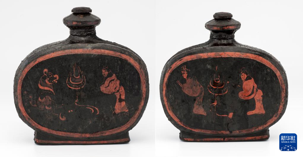 湖北云夢(mèng)縣鄭家湖戰(zhàn)國(guó)秦漢墓地出土扁壺(資料圖)。