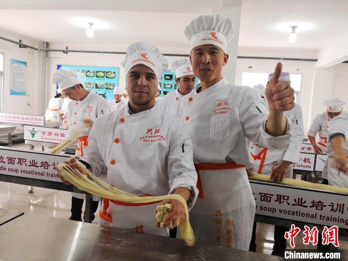 圖為外國留學生學習牛肉面的制作。(資料圖) 史靜靜 攝 圖為外國留學生學習牛肉面的制作。(資料圖) 史靜靜 攝