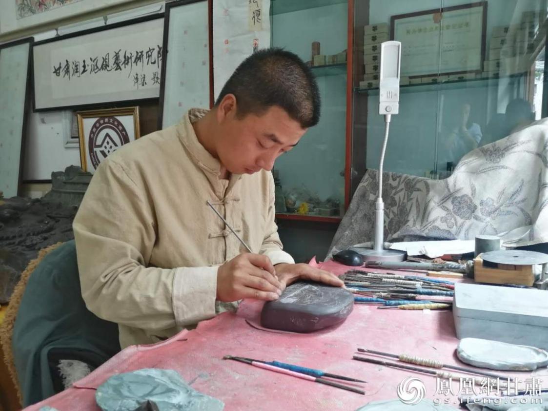 洮硯制作技藝第六代傳人、國(guó)家藝術(shù)基金資助青年藝術(shù)家、正高級(jí)洮硯雕刻藝術(shù)師李江平十年如一日專注于洮硯制作 圖源自網(wǎng)絡(luò)