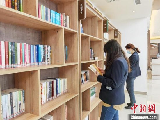 圖為在甘肅公航旅建設集團有限公司的職工書屋,職工挑選書籍。 徐雪 攝 圖為在甘肅公航旅建設集團有限公司的職工書屋,職工挑選書籍。 徐雪 攝
