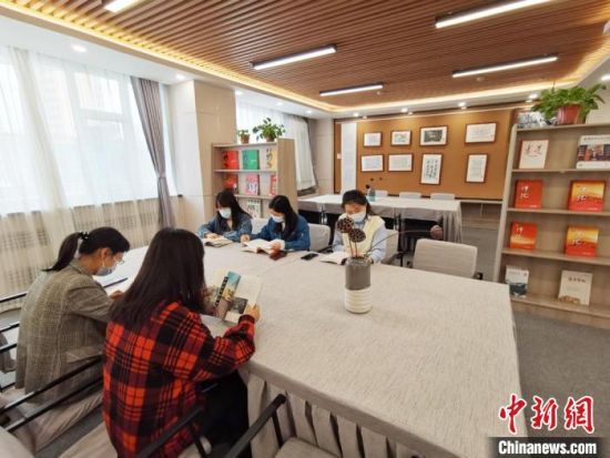 近日,在國網(wǎng)甘肅電力黨校職工書屋,正在舉行青年職工讀書交流活動。 徐雪 攝 近日,在國網(wǎng)甘肅電力黨校職工書屋,正在舉行青年職工讀書交流活動。 徐雪 攝