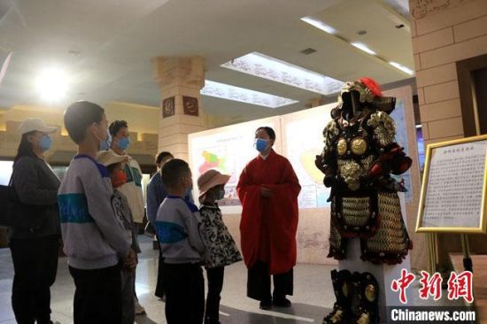 該“唐朝明光鎧”吸引游人圍觀,盡顯中國(guó)古代工匠獨(dú)特設(shè)計(jì)和傳統(tǒng)甲胄文化的魅力。 張曉亮 攝 該“唐朝明光鎧”吸引游人圍觀,盡顯中國(guó)古代工匠獨(dú)特設(shè)計(jì)和傳統(tǒng)甲胄文化的魅力。 張曉亮 攝