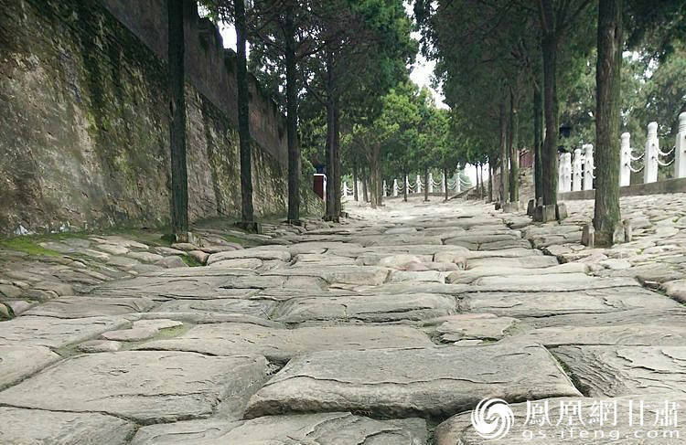 司馬遷祠的山崗下面有一段司馬古道,石條為北宋時鋪設,歷經800余年的雨水沖刷、風化、人走車碾,石條上的車轍印是這里曾經繁華的歷史見證,又好像昭示太史公一生的坎坷與悲壯。楊文遠 攝