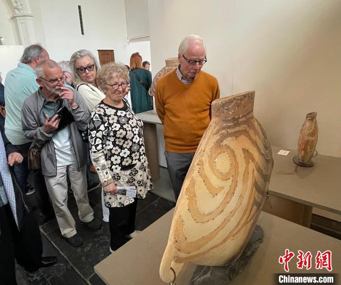 觀眾對(duì)融入馬家窯文化的現(xiàn)代陶藝作品興趣盎然。 德永健 攝 點(diǎn)擊進(jìn)入下一頁(yè)