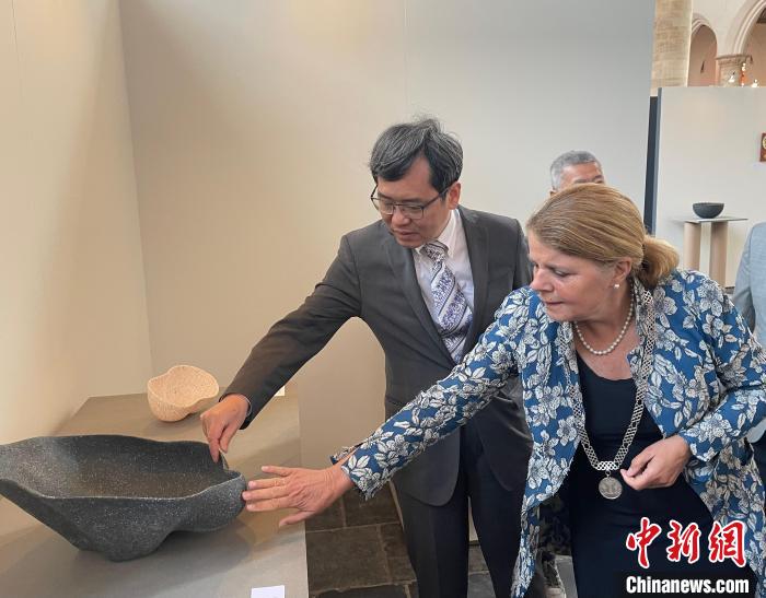 中國(guó)駐荷蘭大使談踐和代爾夫特市長(zhǎng)拜斯特菲爾德出席開(kāi)幕式并一道觀展。 德永健 攝 點(diǎn)擊進(jìn)入下一頁(yè)