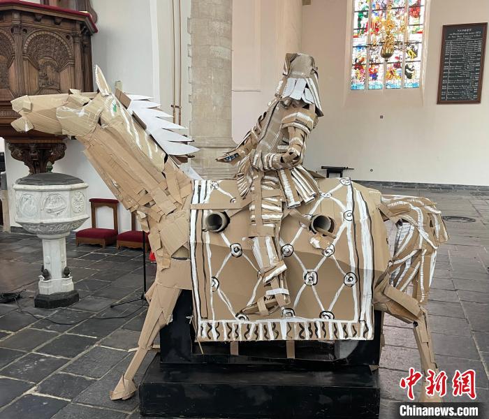 開(kāi)幕式上,一匹“紙馬”被抬入場(chǎng)中,以此向馬家窯文化致敬。 德永健 攝 點(diǎn)擊進(jìn)入下一頁(yè)