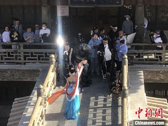 圖為5月以來，“奧大?！敝辈ガF(xiàn)場引游客圍觀?！《鼗褪形麄鞑抗﹫D