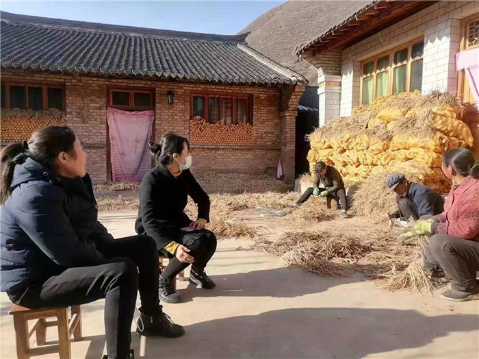 1652694161469928.jpg 漳縣紀委監委著眼惠農資金落實、產業增收、到戶項目落實、鄉村治理等開展專項監督。圖為該縣紀委監委紀檢監察干部在四族鎮四族村走訪農戶。.jpg