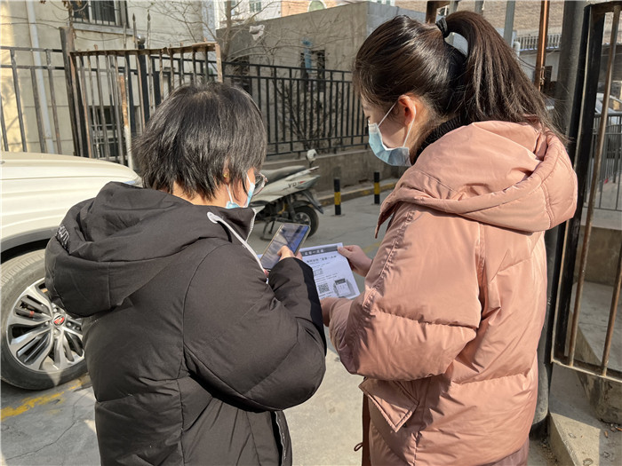 1652865716685956.jpg 蘭州市紀檢監察干部走上街頭,向群眾推廣小微權力監督一點通平臺。.jpg