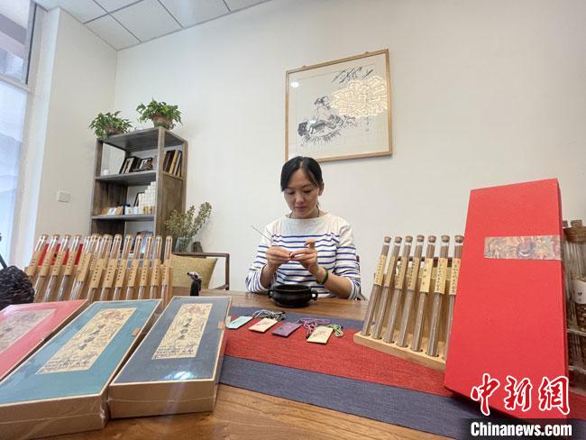 蘭州女制香師“聞香識敦煌”:十余載復原“千年香方”