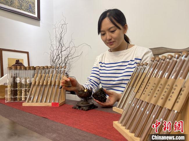 圖為魯雯展示燃香禮儀。 高瑩 攝 圖為魯雯展示燃香禮儀。 高瑩 攝
