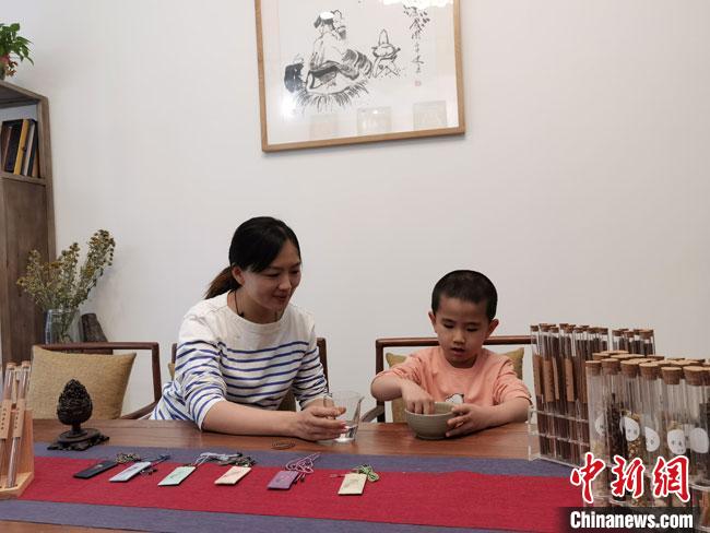 圖為魯雯為小學員授課和培訓。 馮志軍 攝 圖為魯雯為小學員授課和培訓。 馮志軍 攝