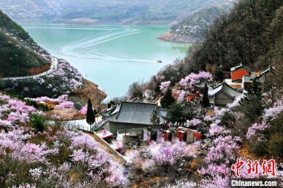 甘肅平?jīng)鍪惺侵袊?guó)優(yōu)秀旅游城市。圖為平?jīng)鲠轻忌较率锾一ㄊ㈤_。(資料圖) 平?jīng)鍪形麄鞑抗﹫D 甘肅平?jīng)鍪惺侵袊?guó)優(yōu)秀旅游城市。圖為平?jīng)鲠轻忌较率锾一ㄊ㈤_。(資料圖) 平?jīng)鍪形麄鞑抗﹫D