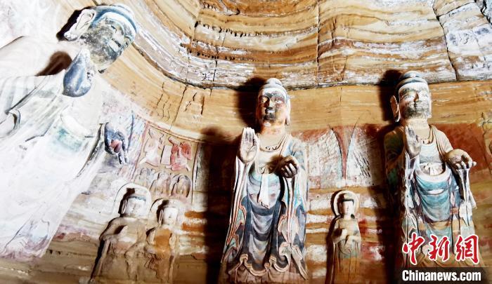 北石窟寺窟內造像因受水顯得斑駁?！“瑧c龍 攝