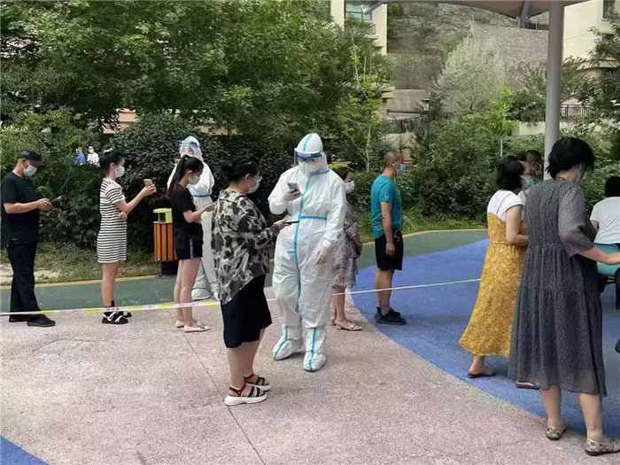 1657782772940708.jpg 蘭州市城關區紀委監委組織60余名紀檢監察干部,下沉靖遠路街道17個小區開展防疫工作,展現紀檢監察干部責任擔當。.jpg