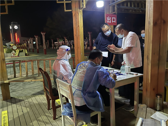 1657782970542604.jpg 臨夏州紀委監委督查組在廣河縣高速路口監督檢查疫情防控措施落實情況。.jpg