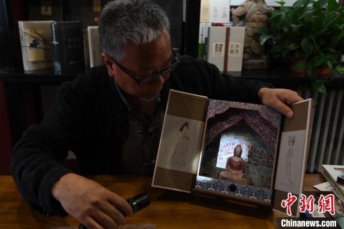 圖為讀者出版集團(tuán)讀者晉林工作室獨(dú)立出品人徐晉林,展示互動(dòng)性強(qiáng)的敦煌題材手工書。(資料圖) 楊艷敏 攝 圖為讀者出版集團(tuán)讀者晉林工作室獨(dú)立出品人徐晉林,展示互動(dòng)性強(qiáng)的敦煌題材手工書。(資料圖) 楊艷敏 攝