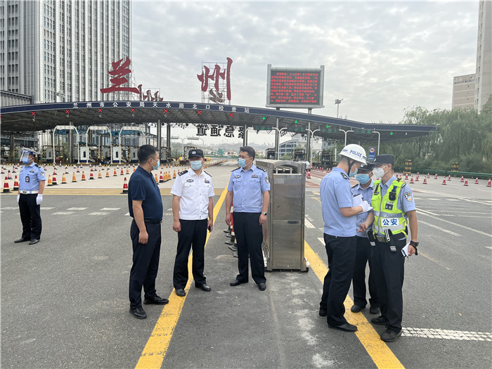 1658410260623697.jpg 7月13日,蘭州市紀委監委第四監督檢查室聯合市紀委監委派駐市公安局紀檢監察組檢查環蘭檢查站疫情防控措施落實情況。.jpg