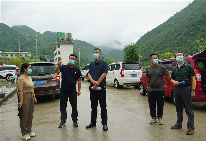 1658410333228644.jpg 7月13日,隴南市徽縣紀檢監察干部到嘉陵火車站督查疫情防控工作。張麗娟 攝.JPG