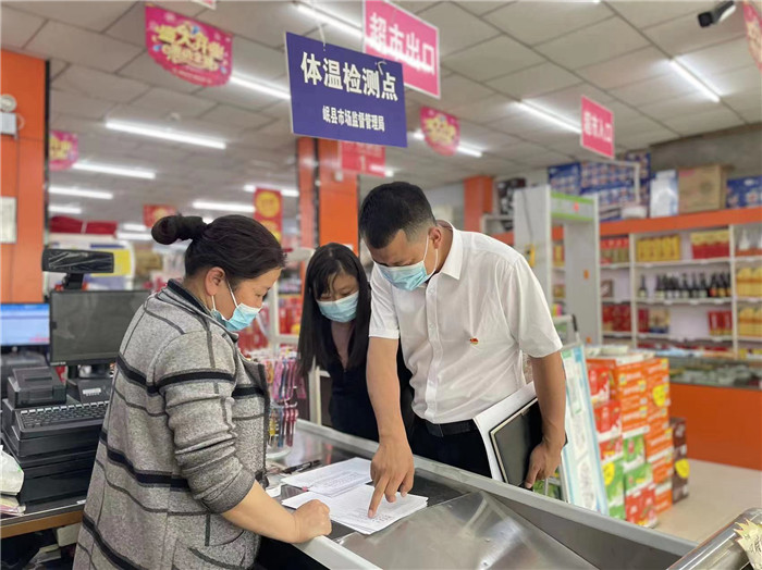 1658410397513830.jpg 7月15日,定西市岷縣申都鄉紀委工作人員深入當地民生超市等重點場所開展疫情防控監督檢查。.jpg
