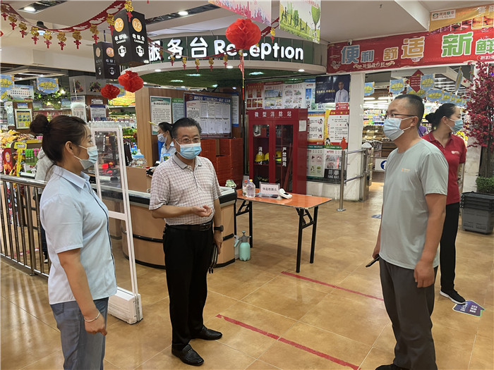 1658410451161789.jpg 7月15日,酒泉市玉門市疫情防控督查組在隴商聯華超市監督檢查疫情防控措施落實情況。 .jpg