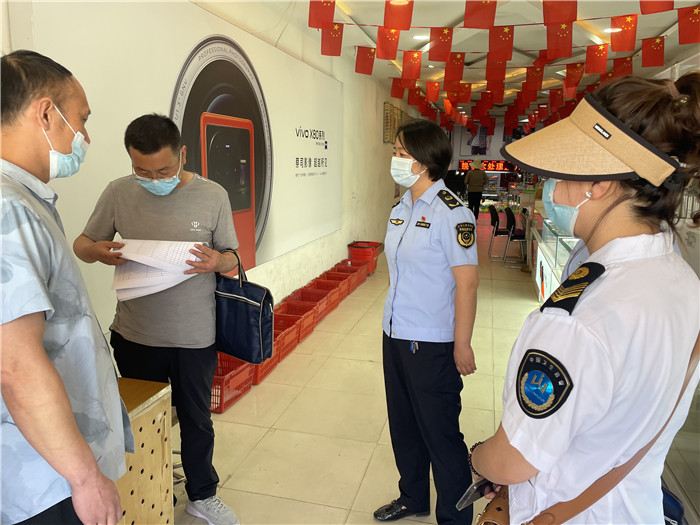 1658410631127271.jpg 7月20日,定西市漳縣紀委監委駐縣衛生健康局紀檢監察組抽調縣市場監管局、衛建局工作人員,深入新寺鎮萬家超市查看人員出入登記、環境消殺等。 蔣湘濤 攝.jpg